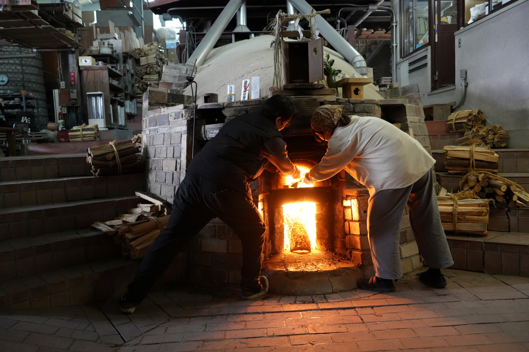 朝日焼窯元の登窯での釜焚きの様子 